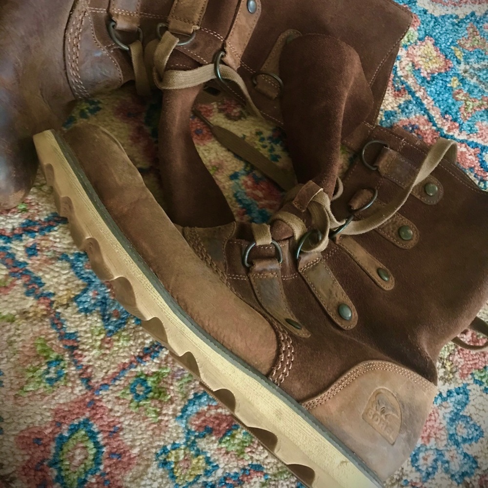 Sorel size 9 combat boot style